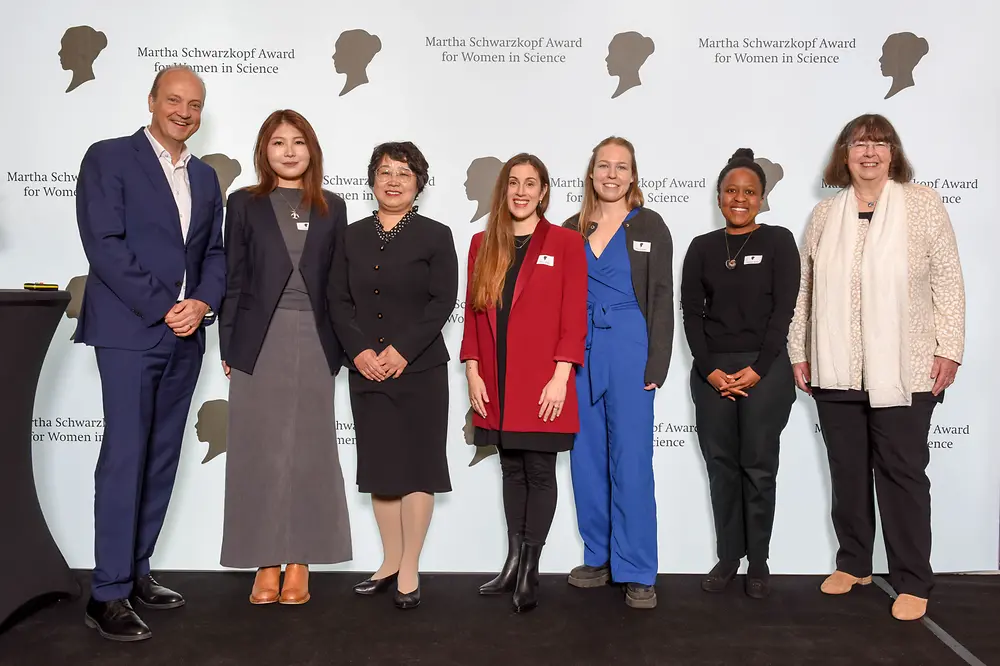 Mann mit 7 Frauen auf Preisverleihung