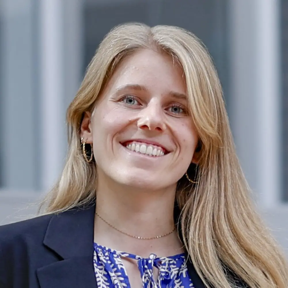 A portait photo of Leonie Hartmann that shows her smiling into the camera.