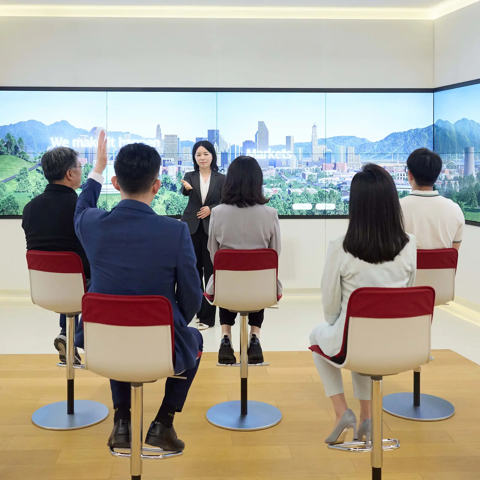 Customer are getting inspired during a guided tour in the Infinity Room of the Henkel Adhesive Technologies - Inspiration Center Shanghai.