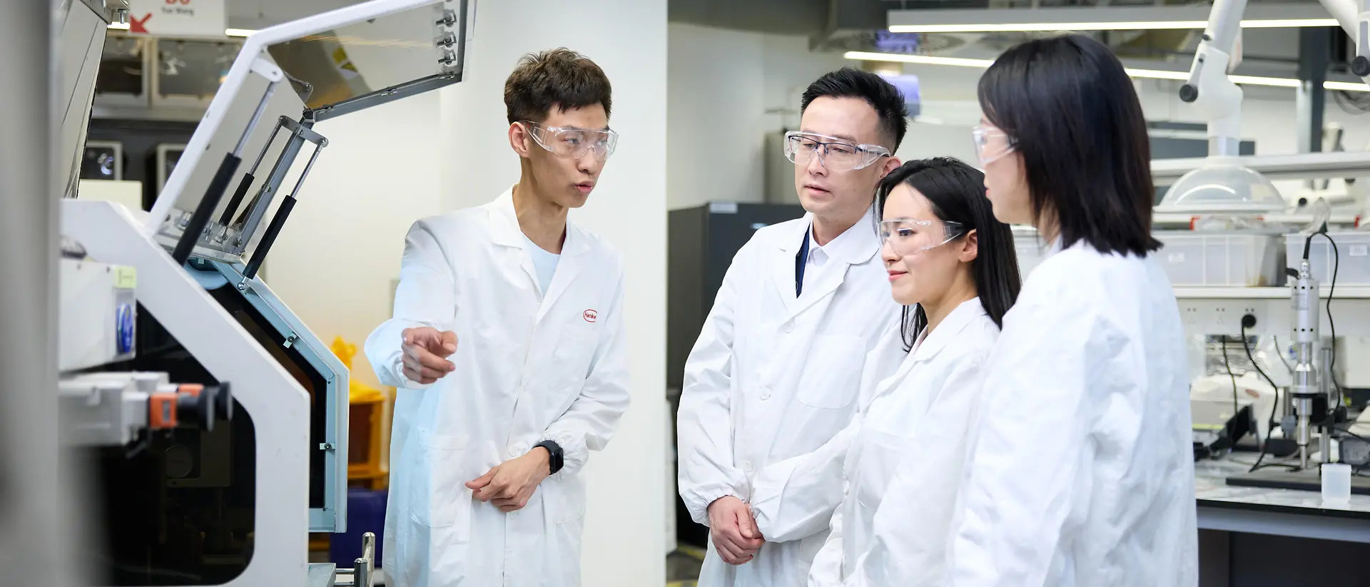 Customers and lab technicians are exploring the Lab of Printing Technologies at the Henkel Adhesive Technologies - Inspiration Center Shanghai. 