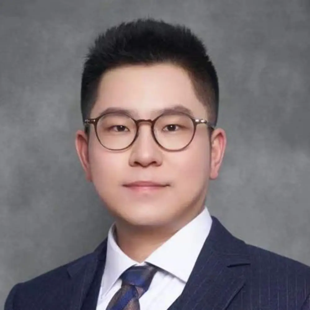 A portrait photo of Bochen Shu.