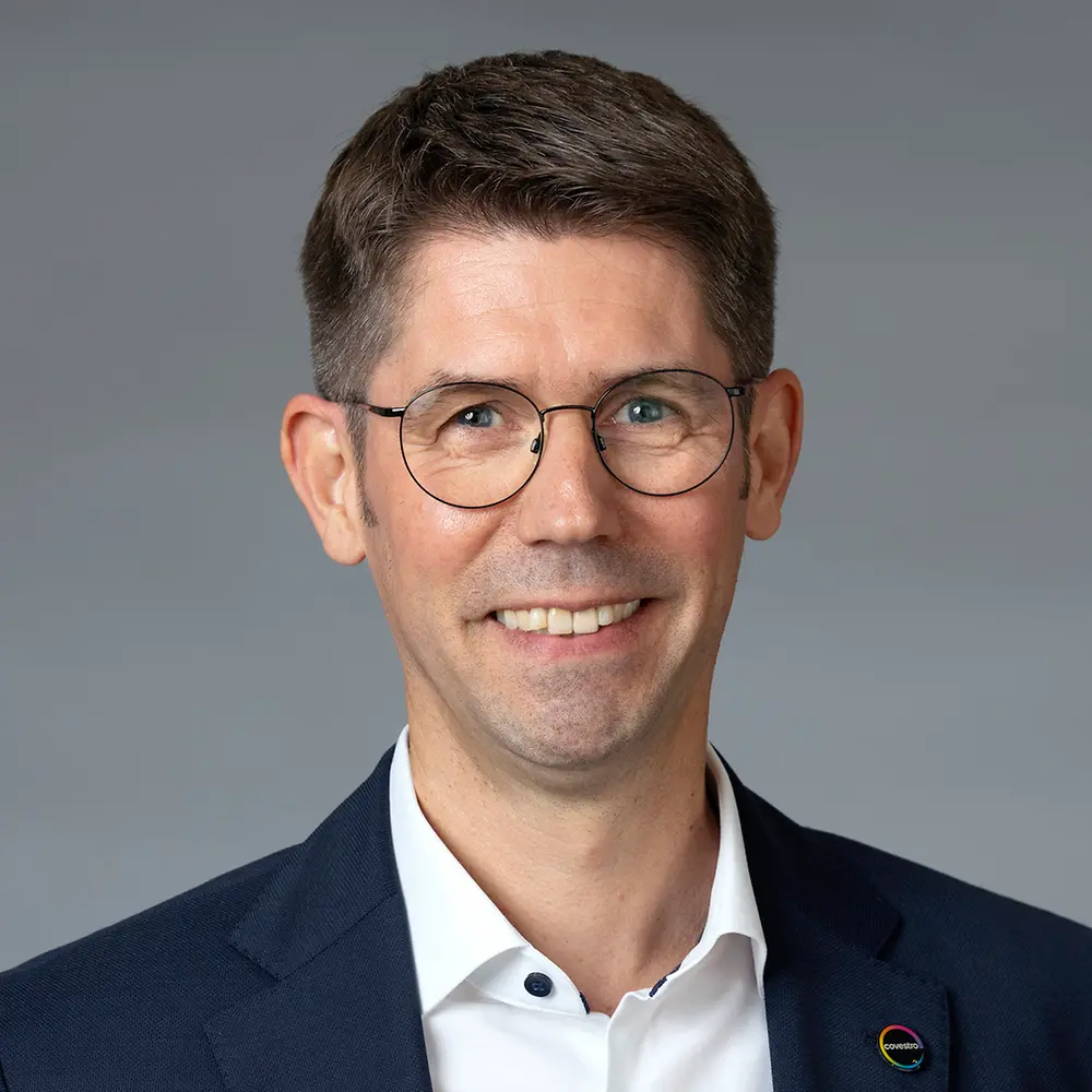Portrait photo of Guido Naberfeld, showing him smiling into the camera.