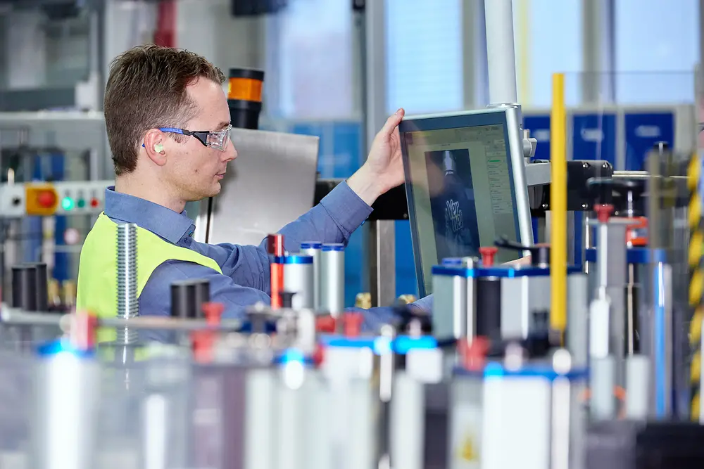 Waschmittelproduktion: Andreas Nover an einer Etikettierkamera